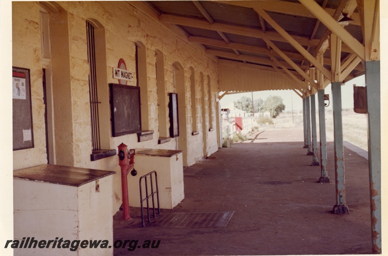 P16014
Station building, canopy and supports, platform, station name sign, scales, Mount Magnet, NR line
