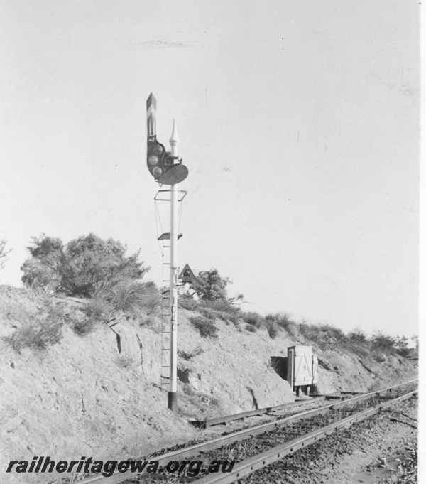 P16224
Semaphore signal, absolute automatic, 13 mile 1 ch, between Bellevue and Swan View, ER line, trackside view
