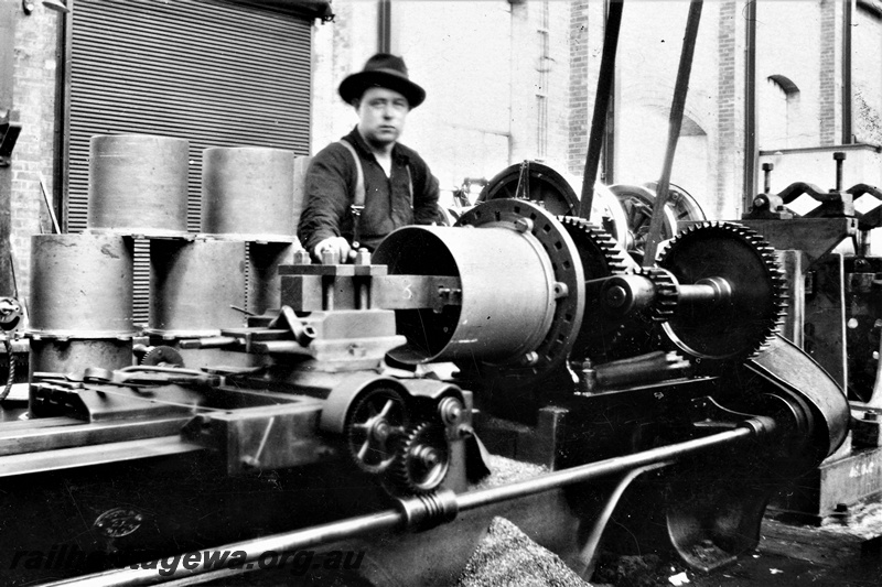 P16597
Rig up for ES class and FS class cylinders, boring cylinder, view from front, Midland Workshops
