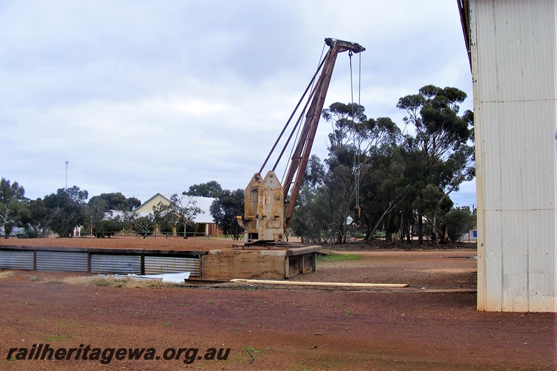 P16613
Fixed crane, goods platform, goods shed, Kondinin, NKM line, side view
