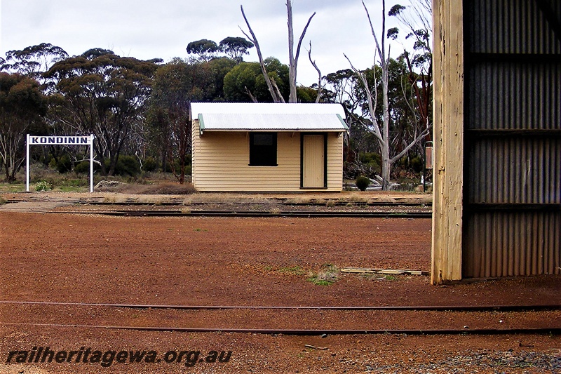 P16614
Station building, station nameboard, part of goods shed, Kondinin, NKM line

