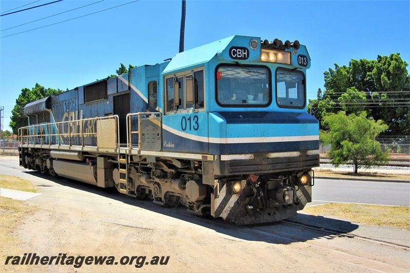 P16783
CBH Group loco CBH class 013 entering the site of the Rail Transport Museum heading towards UGL's plant, Bassendean, side and front view
