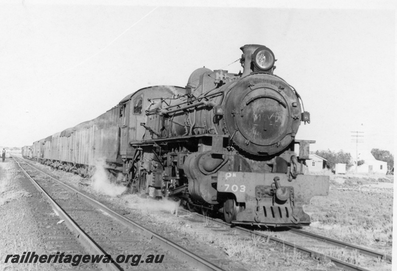 P17220
PM class 703 with a PR class dome  on goods train No. 79 from Northam to Merredin, trackside buildings, Baandee, EGR line, side and front view
