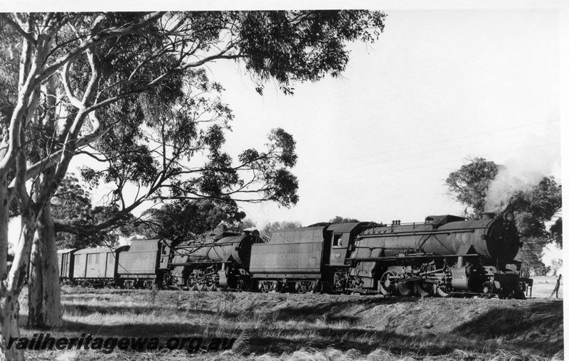 P17243
V class 1218 and V class 1219, double heading goods train No 24, Cuballing, GSR line
