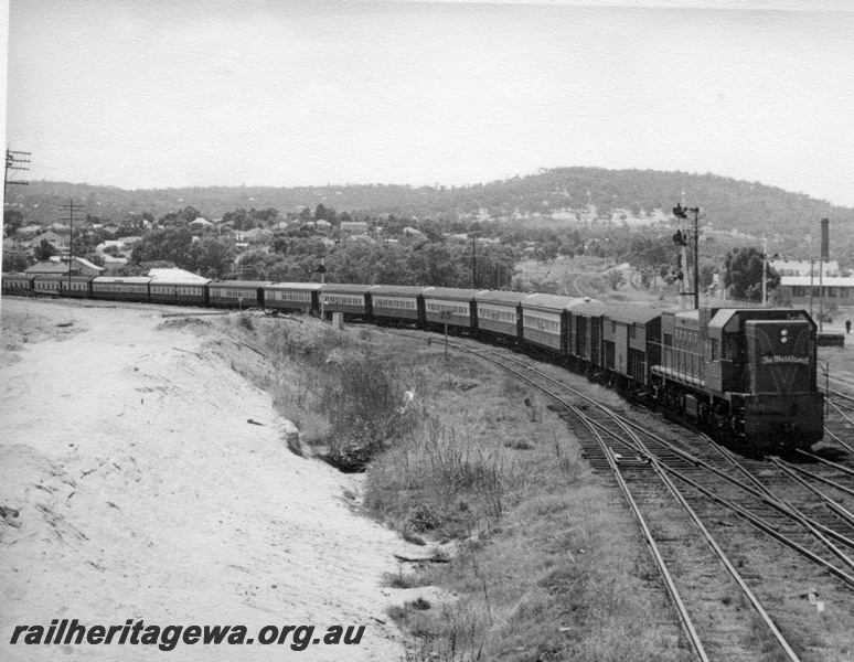 P17610
A class 1511 diesel locomotive hauling The Westland Express on the approach to Bellevue. ER line. Note the trackage in the foreground, semaphore signals above the freight wagons and the line on the right is the former line through to Mundaring.
