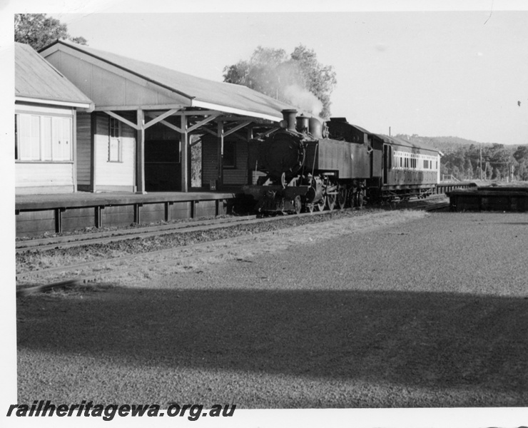 P17692
DD class 588, on 6:10 pm Armadale to Perth one carriage passenger service comprising AS class car, station building, platform, Kelmscott, SWR line
