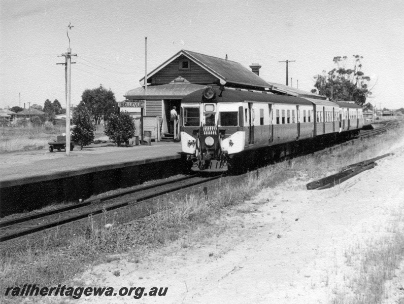 P17806
A 3 car unidentified ADG/AYE/ADG suburban railcar set at Bellevue enroute to Koongamia. M line. Note portion of station building and platform.
