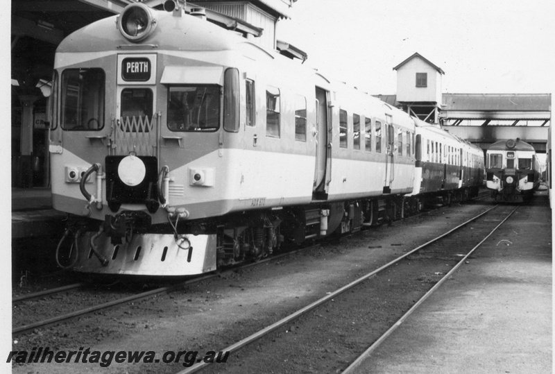 P17808
ADX class 670, Nanking blue and light grey livery, stainless steel cowcatcher, white tail disc, end and side view, at the end of a 3 car set at Perth Station. ER line. ADX 670 was the only railcar so painted and ran in this livery from 7.7.1966 to 22.10.1968.
