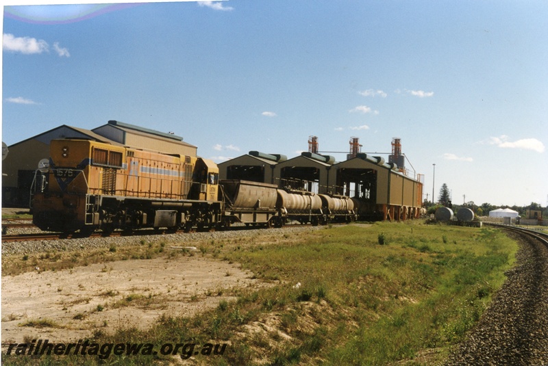 P18033
DA class 1576, on caustic soda train to Pinjarra, loading sheds, Kwinana
