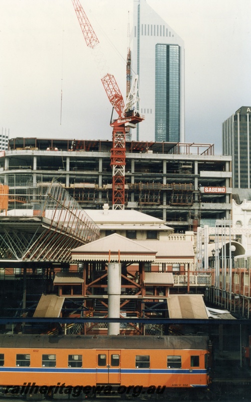 P18061
4 of 11 Construction of new Perth City station, ADH/V class 652, new roof construction, building under construction, Sabemo crane, Horseshoe Bridge, stairs to platforms, canopy over stairs, Perth City station
