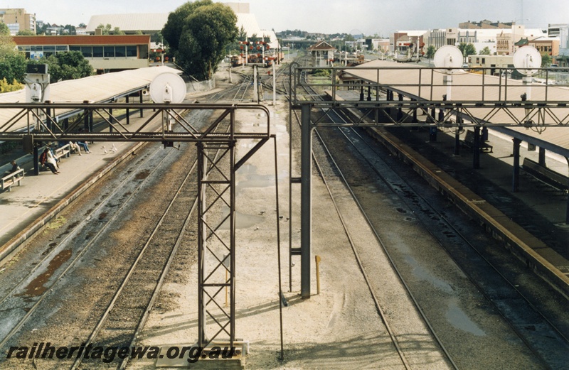 P18062
5 of 11 Construction of new Perth City station, signal gantries, platforms and canopies, bracket signals, signals, signal box, Perth Entertainment Centre, scissors crossovers, west end of Perth City station, view from William Street bridge
