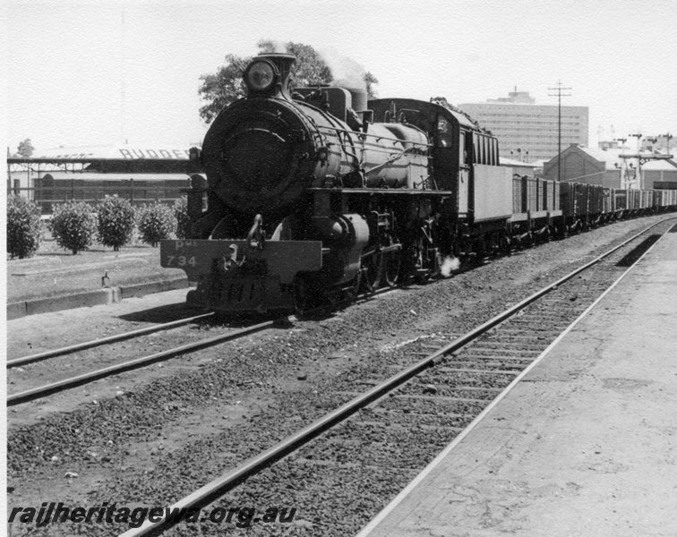 P18336
PMR class 734, on No 37 goods train, bracket signals, platform edge, East Perth, ER line
