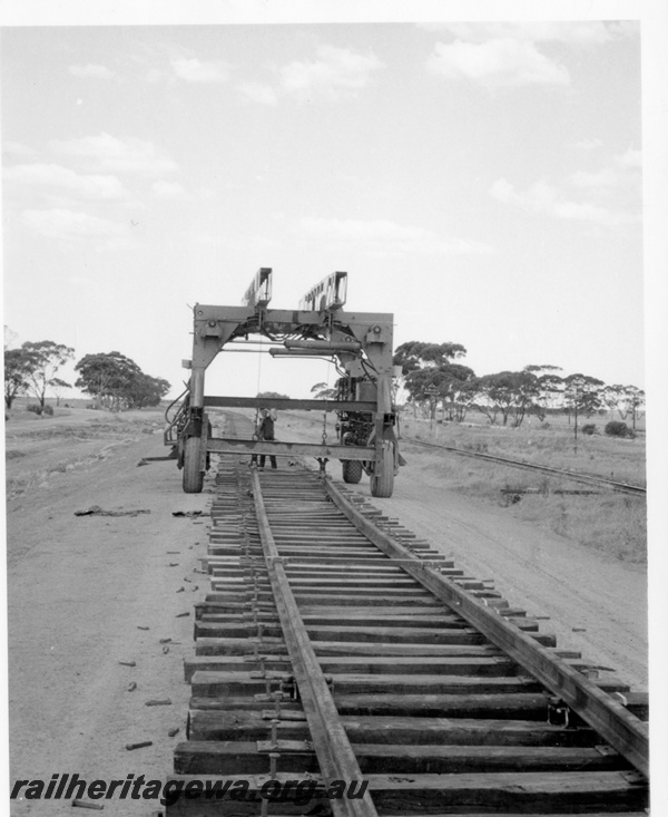 P18358
Tracklaying vehicle, standard gauge, Doodlakine, EGR line
