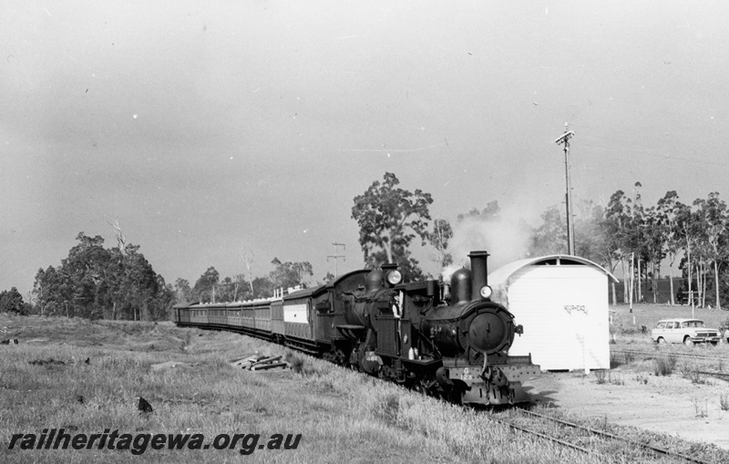 P18484
G class 123, F class loco, on tour train, staff cabin, Moorhead, BN line
