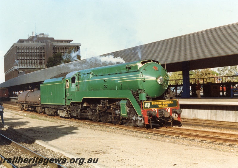 P18630
C3801 standard gauge steam locomotive and water gin, running around coaches at Perth Terminal prior to returning to Adelaide during the Bicentennial tour train to WA
