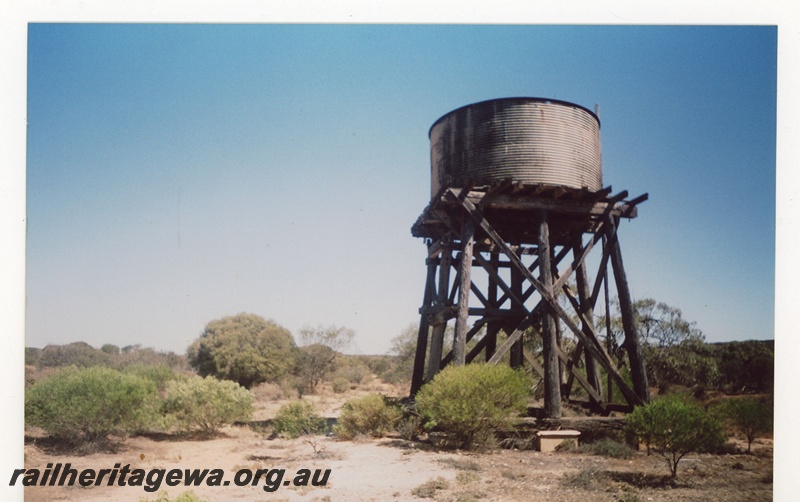 P19094
Disused and derelict water tower with a cylindrical tank, Ajana, GA line.
