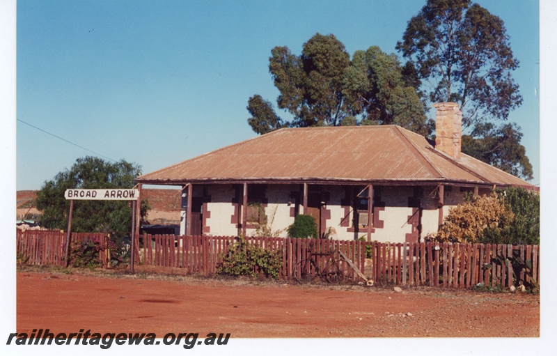 P19116
Broad Arrow - railway cottage - station nameboard at entrance to cottage. KL line. 
