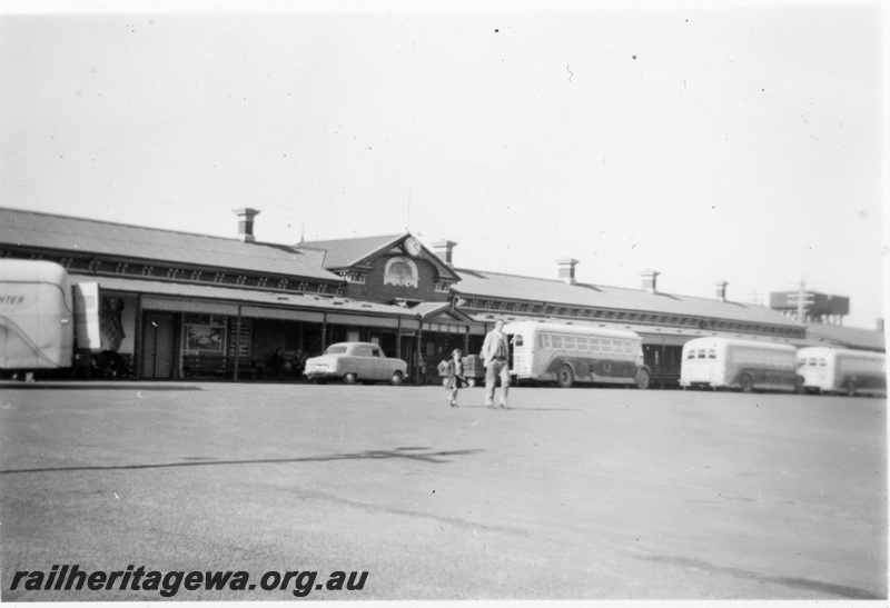 P19154
Bunbury Railway Station - street view of WAGR Railway Road Service buses.
