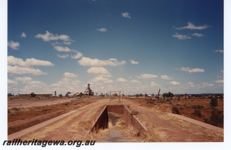 P19287
Abandoned platform, pedestrian underpass, station nameboard, mining facilities, Golden Gate, B line, view from platform
