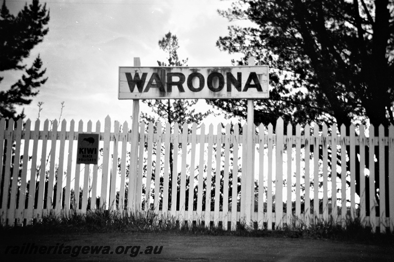 P19515
Station nameboard, picket fence, Waroona, SWR line
