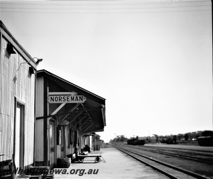 P19521
Station buildings, platform, canopy, luggage trolley, station nameboard, 