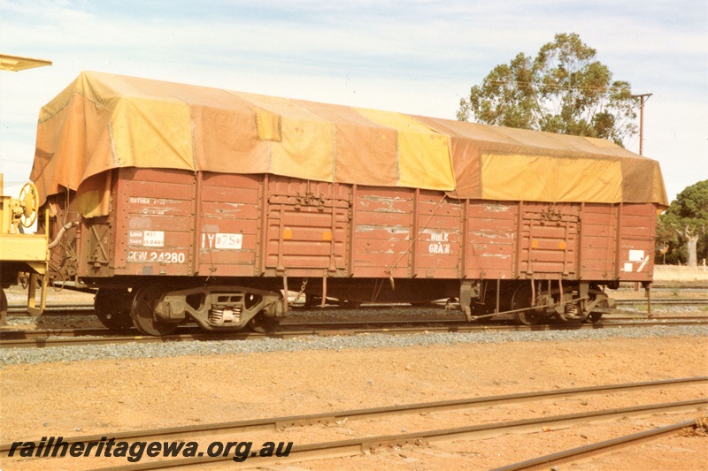 P19563
RCW class 24280 high side whet wagon, Brown livery covered by a yellow and orange tarpaulin, 