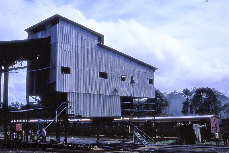 P19863
Coal loading plant, rake of passenger cars, visitors, Western Collieries, Collie, CC line
