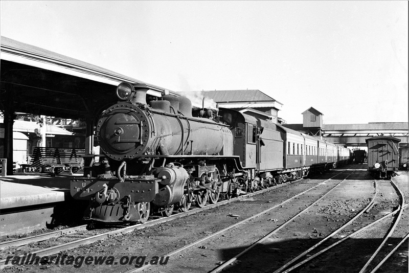 P19907
U class 661 hauling  