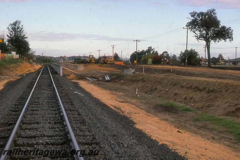 P19959
Straight section of track, earthworks, earth moving equipment, Walliston, UDRR line
