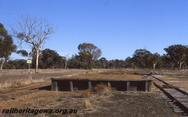 P19978
Loading ramp, station nameboard, tracks, Carlecatup, DK line
