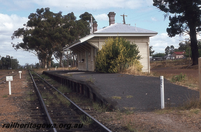 P19993
Station building, platform, track, z track sign, houses, Kirup, PP line
