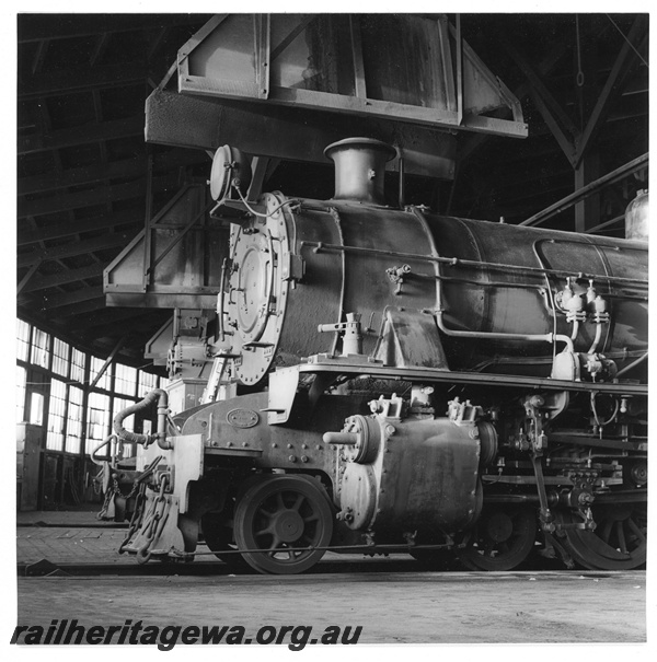 P20206
W class 917, front portion only including smokebox, cylinder, motion, in roundhouse, Bunbury, SWR line, front and side view
