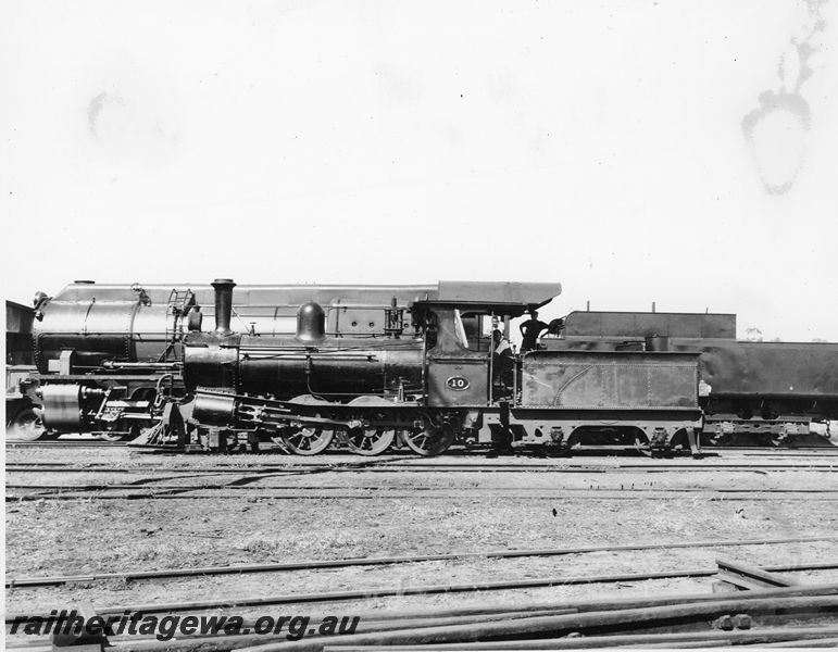 P20412
A class 10 and S class 476 (later 541) side by side at Midland Junction Workshops. The S class has full cowling along top of boiler.  ER line.
