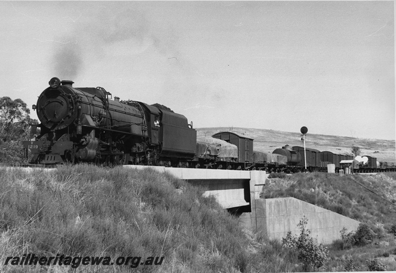 P20635
V Class 1219, no. 19 fast goods to York, Jimperding Brook concrete bridge between Moondyne and West Toodyay, searchlight signal, ER line
