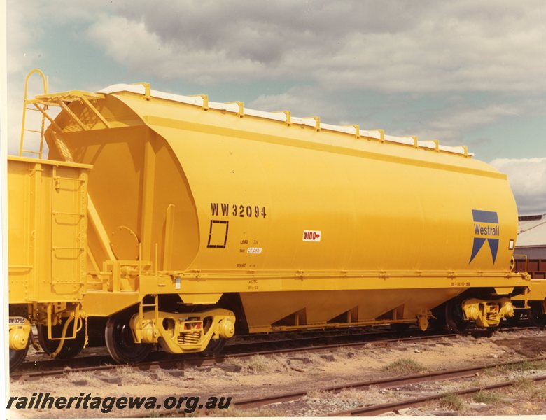 P20712
WW class 32094, standard gauge grain hopper, Midland Workshops, ER line, end and side view
