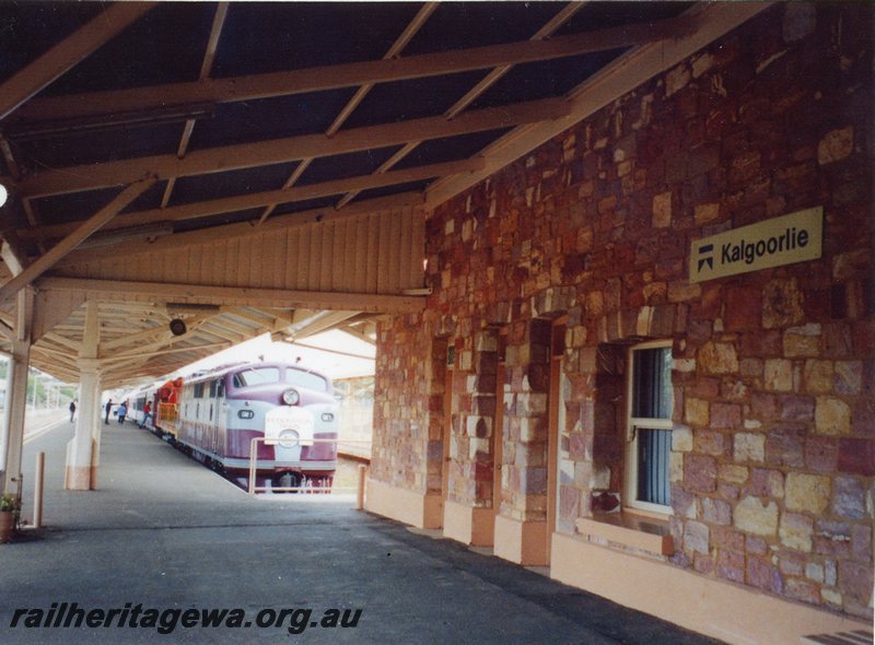 P20716
GM class 1 with Federation Train  dock platform Kalgoorlie Station. Station name in photo. EGR line. 
