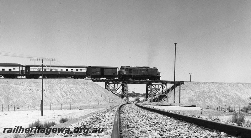 P20730
XA class 1416  ( livery green with red/yellow stripe) crosses the Bodallin flyover hauling ARHS Esperance Reso train to Merredin. The photo is taken looking along the standard gauge line with side view of   XA locomotive, Z brakevan and AQZ carriage.  EGR line.  
