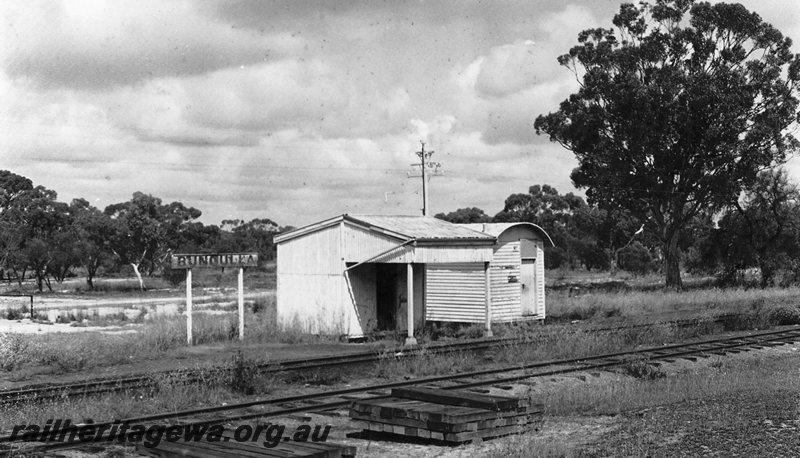 P20735
Bungulla - ladies waiting room and staff cabin. EGR line.
