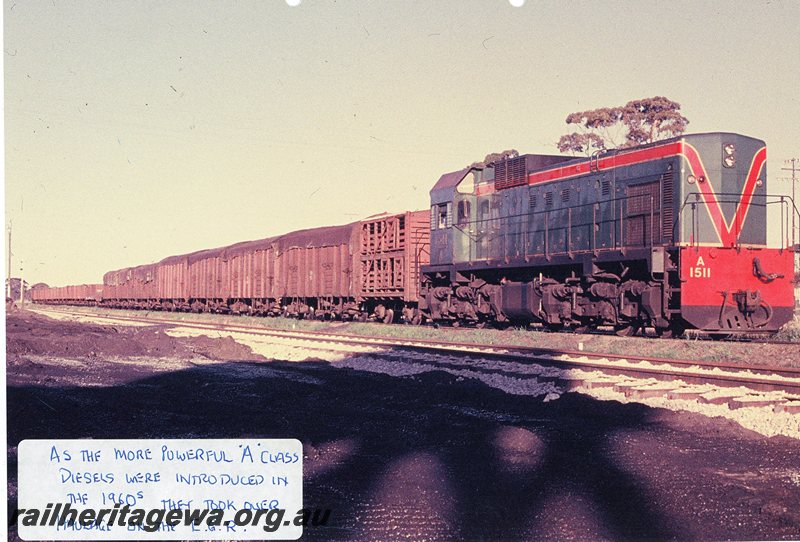 P20765
A class 1511 (green with red/yellow stripe livery) number 92 goods approaches Merredin from Yellowdine. EGR line. 
