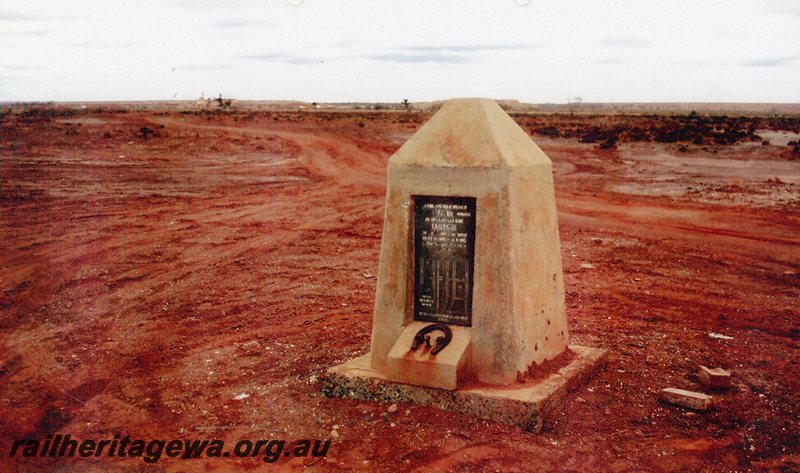 P20778
Lakewood - a memorial plaque erected at the site of Lakewood townsite originally known as Lakeside. B line

