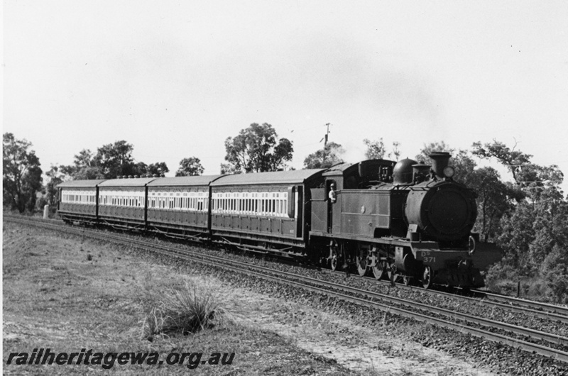 P20802
DS class 371 on passenger train comprising AS class carriage, two AT class carriages, and AU class carriage, Welshpool, SWR line, side and front view
