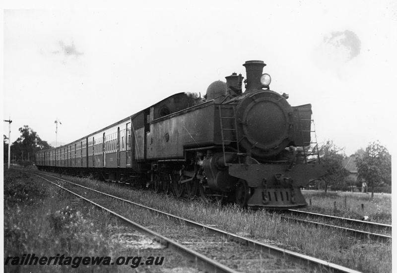 P20811
DD class tank locomotive on suburban passenger train, comprising 3 AY class and 2 AYB class carriages, signals, Shenton Park, ER line, side and front view
