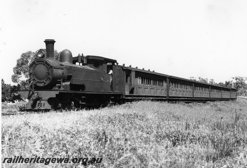 P20813
N class 202 on Perth-bound passenger train comprising 2 AD class and 4 AF carriages, signal, Daglish, ER line, front and side view
