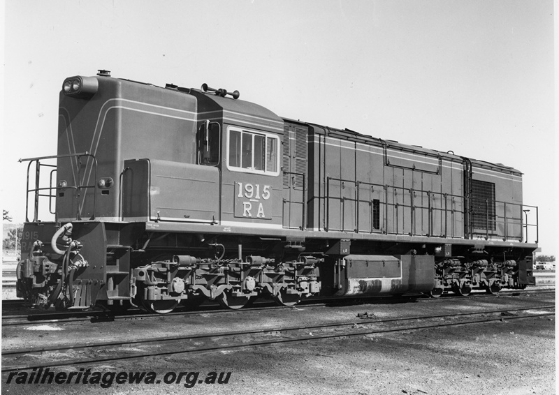 P20827
RA class 1915 in WAGR livery, at Forrestfield.  
