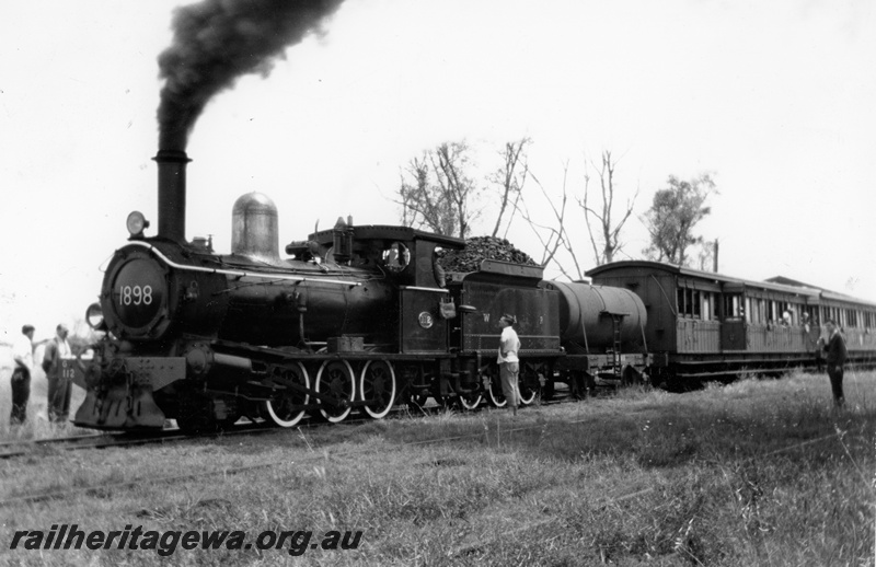 P20846
G class 112, on special train to Wonnerup to erect a plaque commemorating first railway in Western Australia, onlookers, WN line, front and side view
