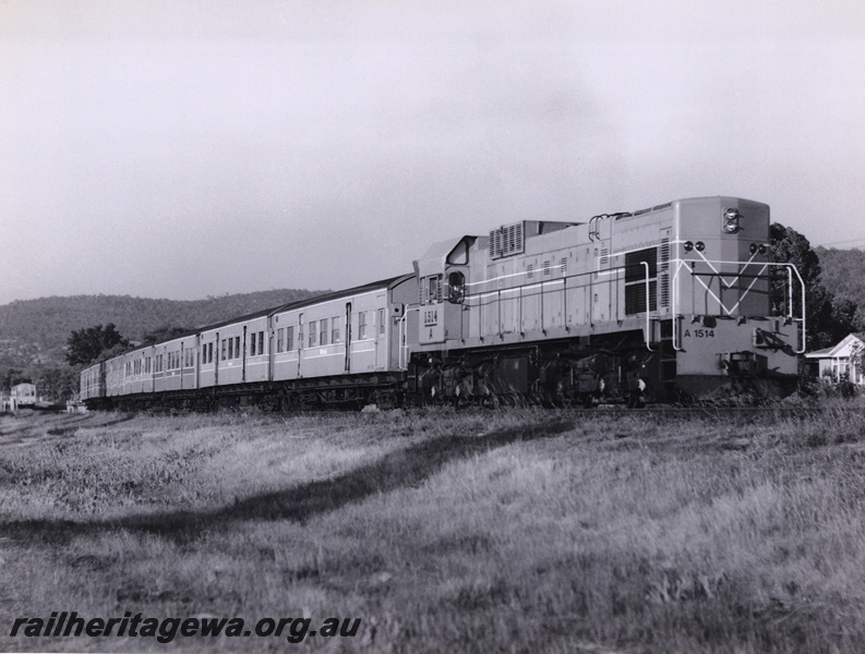 P20855
A class 1514 on a four carriage suburban set, SWR line, front and side  view along the train
