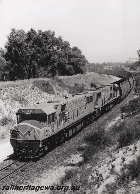P20862
DB class 1589 double heading an empty woodchip train near Bunbury Harbour, SWR line, view along the train in a cutting

