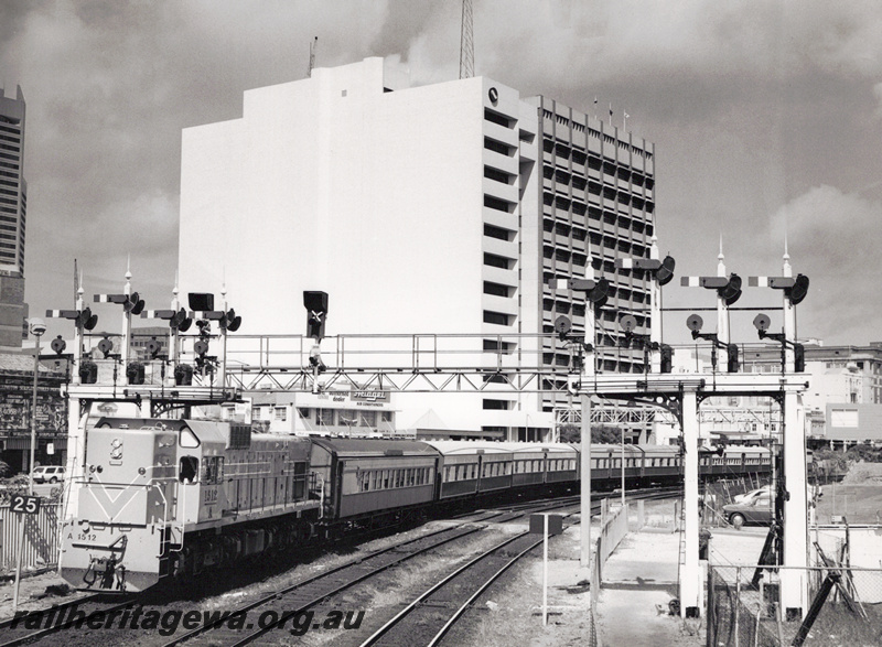 P20864
A class 1512 departing Perth on the Australind, bracket signals, signal gantry, front and side view along the train. The bracket signals were removed on the following day
