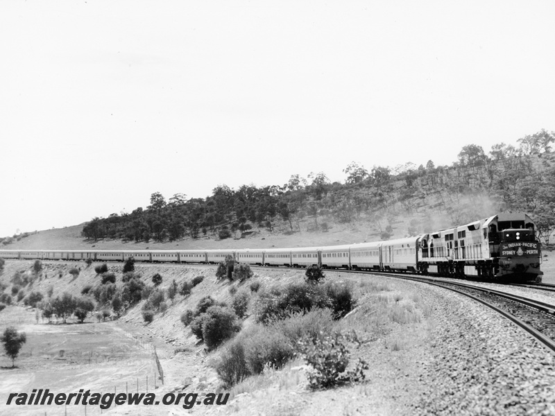 P20878
L class 260 and L class 261 heading for Perth haul the inaugural Indian Pacific through the Avon Valley. Avon Valley line.
