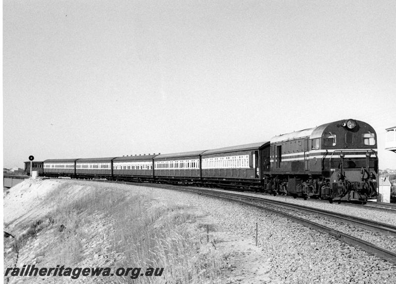 P20879
G class 50 approaches North Fremantle hauling a 6 car suburban side door passenger train. ER line  
